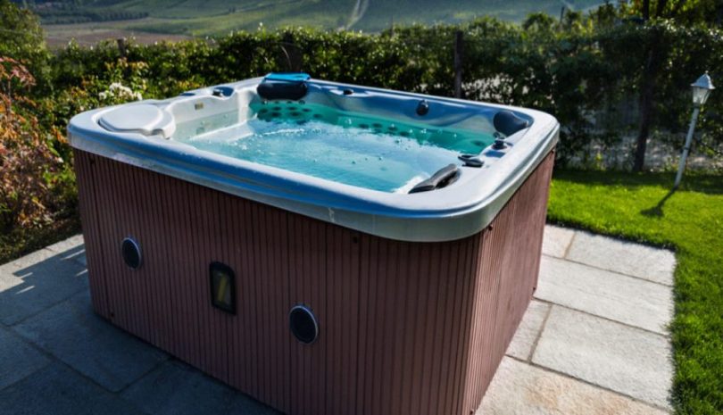 how does a hot tub work