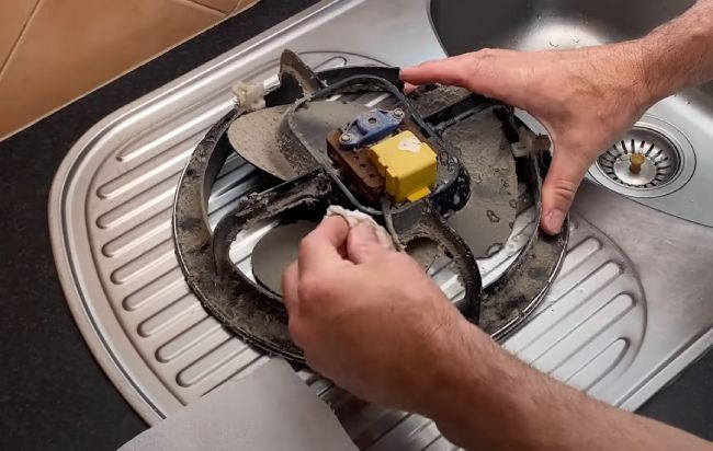 Fix a bathroom fan - Check the fan blades