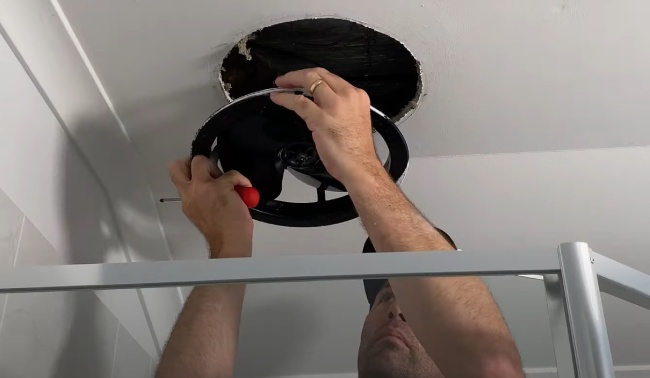 Fix a bathroom fan - Inspect the vents for clogs or defects