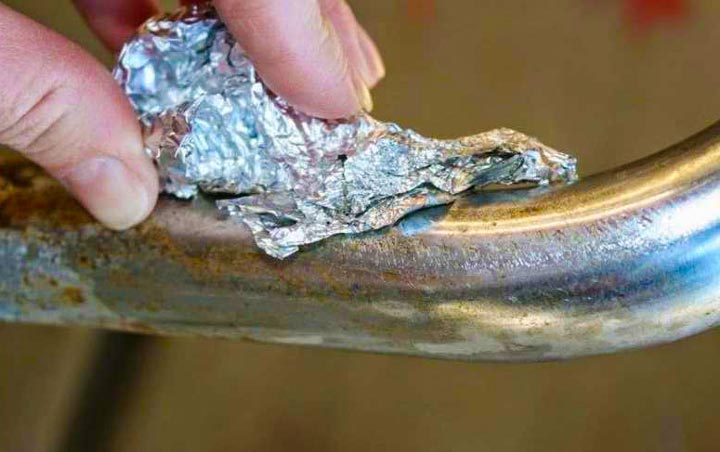 How to Remove Rust from a Shower Rod - Use aluminum foil